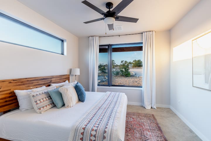 El dormitorio cuatro ofrece una cama tamaño king.