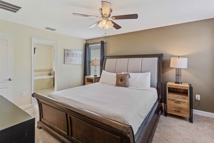 El dormitorio 2 en Vista Cay Resort ofrece una lujosa cama tamaño king y un baño privado, ofrece un refugio majestuoso para relajarte y relajarte con estilo y comodidad.