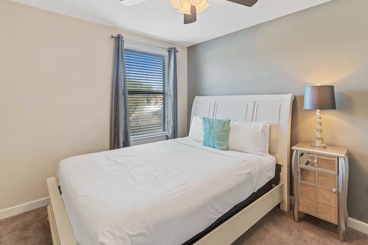 El dormitorio 4 en Vista Cay Resort cuenta con una cómoda cama tamaño queen, que ofrece  un acogedor santuario para descansar y relajarse en medio de los tranquilos alrededores del centro vacacional.