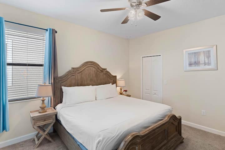 El dormitorio 1 en Vista Cay Resort cuenta con una lujosa cama tamaño king y un baño privado, que ofrece un refugio tan sereno.