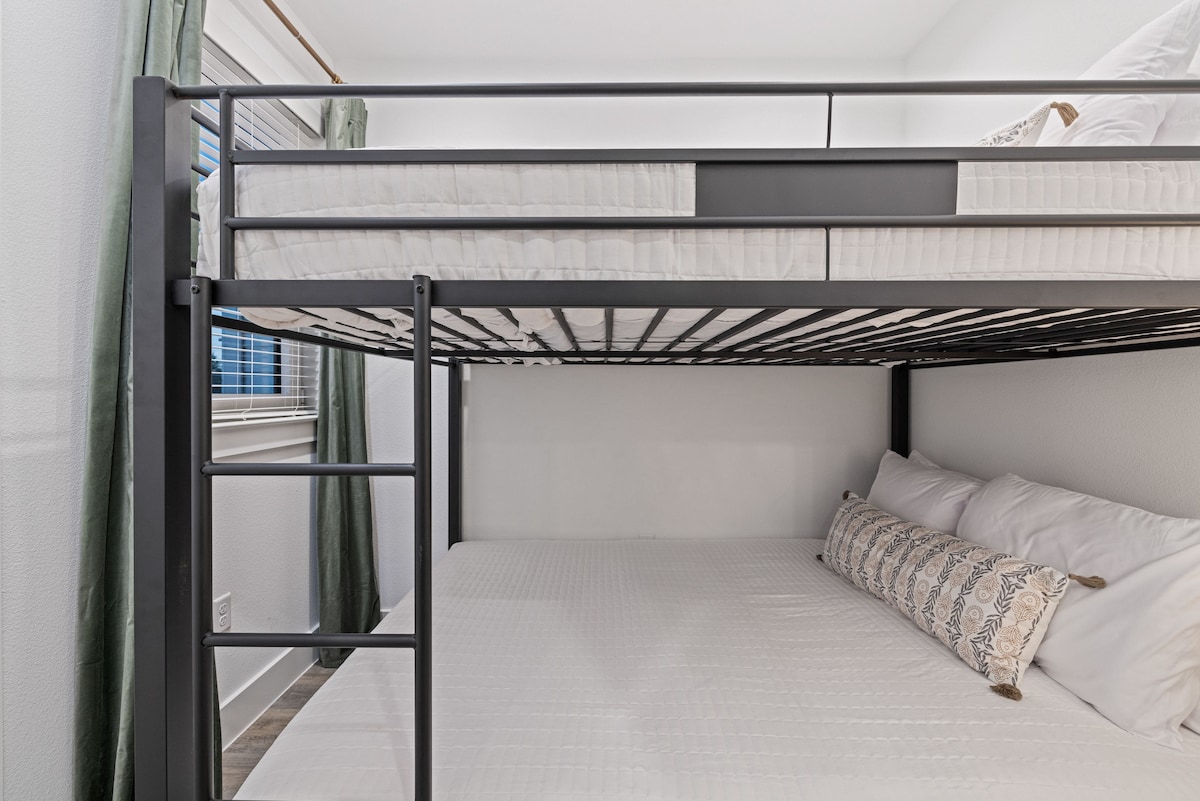 Спалня на 2 - ри етаж (малка) - двойно легло queen над двойно легло