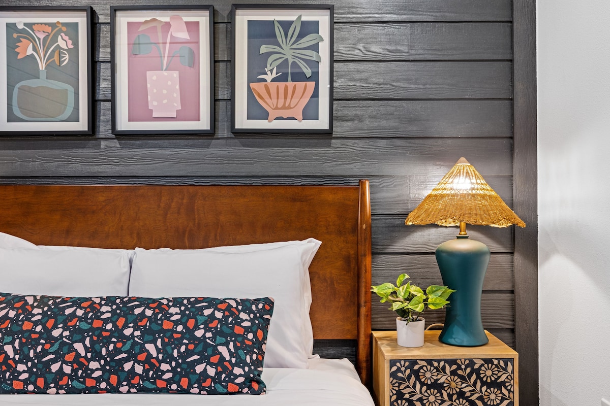 Спалня на 1 - ви етаж - двойно легло + бюро за сядане