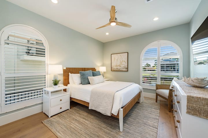 ปล่อยให้ความกังวลของคุณละลายหายไปในเตียงควีนไซส์ที่อบอุ่นของห้องนอนผู้เข้าพัก