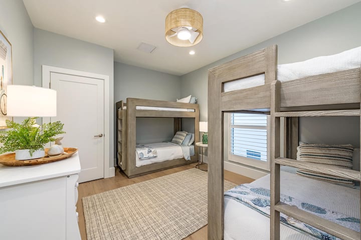 ห้องเตียงสองชั้นพร้อมเตียงแฝด 4 หลังเหมาะสำหรับนักเดินทางที่อายุน้อยกว่าในกลุ่มของคุณ