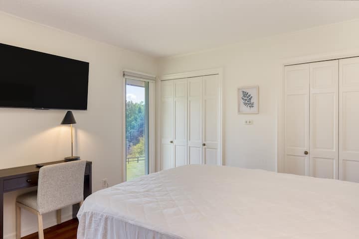 تحتوي غرفة النوم 3 على سرير كبير ومكتب وتلفزيون.