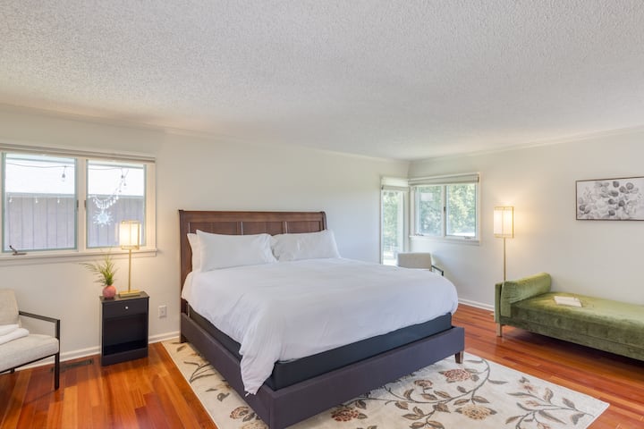 تحتوي غرفة النوم الرئيسية على سرير بحجم كبير وتلفزيون وحمام داخلي.