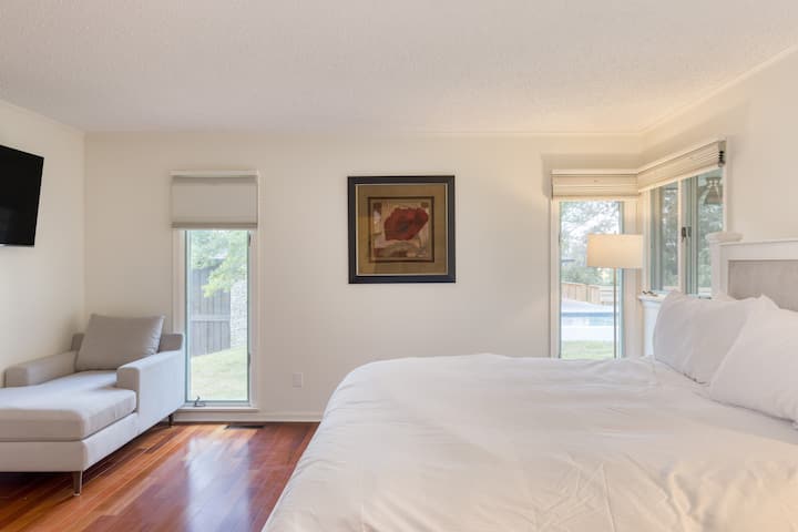 تحتوي غرفة النوم 4 على سرير كينج وتلفزيون. كما يحتوي على حمام داخلي كامل مع خزانة ملابس.