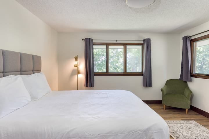 تحتوي غرفة النوم 2 على سرير كبير وغسالة/مجفف وحمام داخلي.