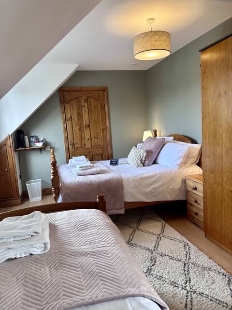 Cozy triple en-suite in a beautiful Guest House