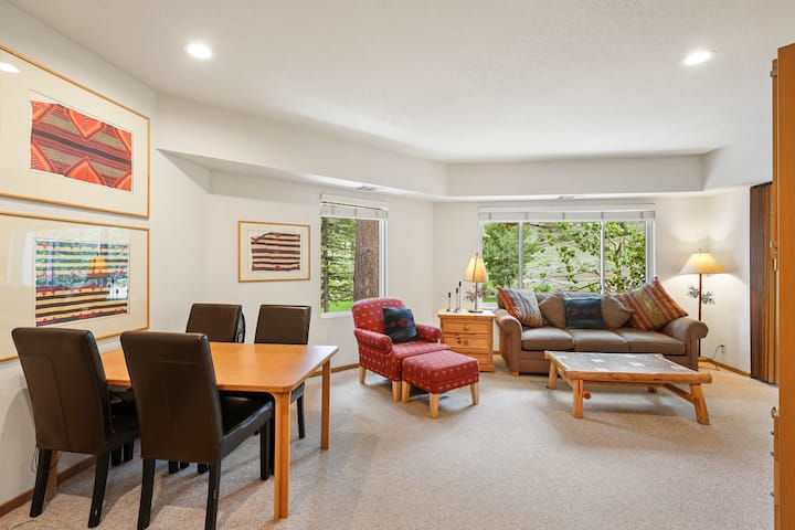 202  | Relax & Stay Awhile - King 1bd + Pool Fun - Olympic Valley, CA