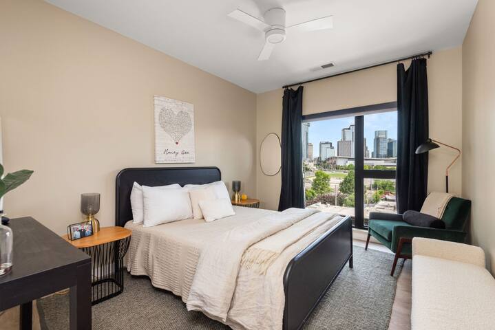 Music City BeeHyve | Balcony, Pool, Gym gallery image 3