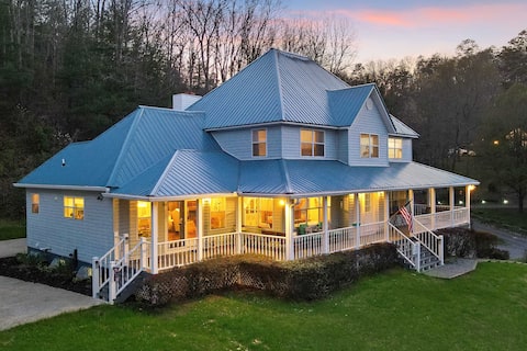 Spacious Murphy Home w/ Game Room + Fire Pit!