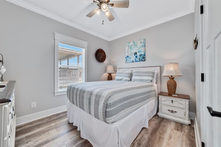 ห้องนอน 1 พร้อมเตียงควีนไซส์