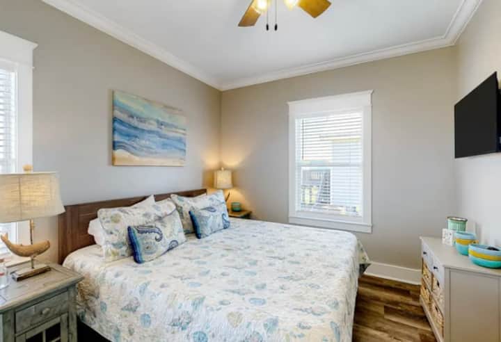 ห้องนอนใหญ่พร้อมเตียงคิงไซส์