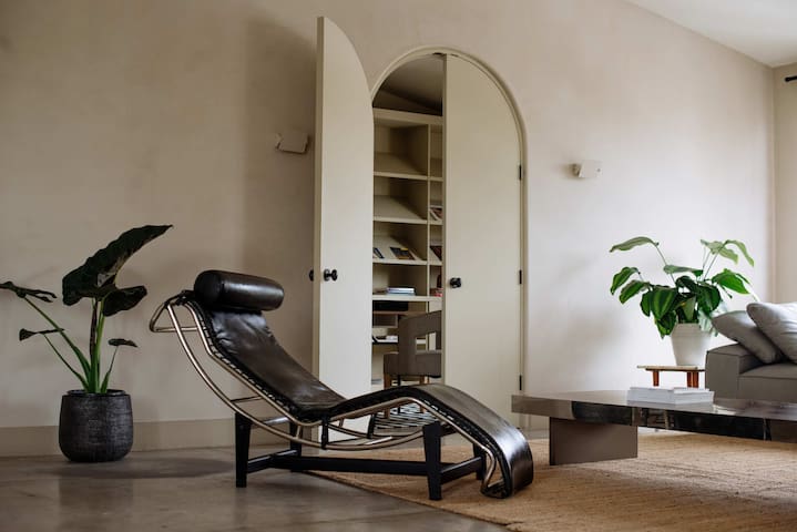 West Hollywood Penthouse: Stylish & Modern Living