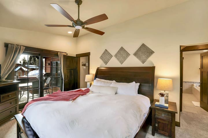 ️ ขอต้อนรับสู่ห้องนอนหลักที่ Encore Cottage! ผ่อนคลายและเติมพลังในสถานที่พักผ่อนแสนอบอุ่นหลังจากผจญภัยมาทั้งวัน! ผู้เข้าพักชื่นชอบเตียงขนาดคิงไซส์ที่สะดวกสบายนี้ ❤️✨