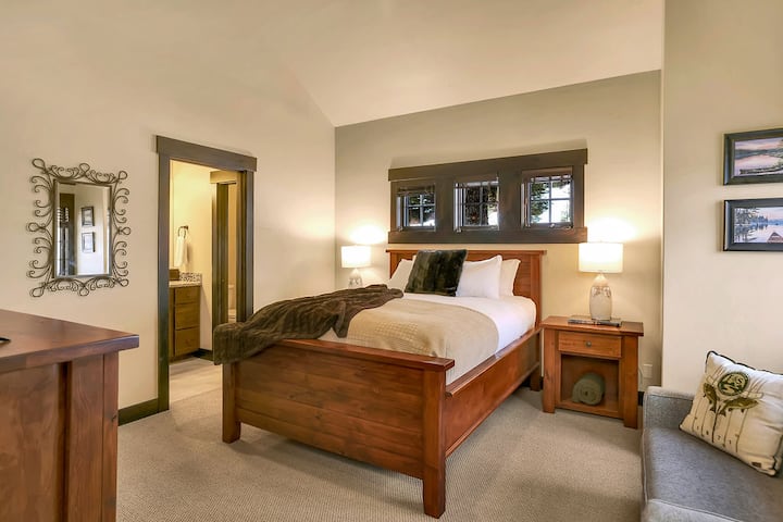 ️ ยินดีต้อนรับสู่ห้องนอนผู้เข้าพักที่อบอุ่นมีเตียงควีนไซส์สำหรับการพักผ่อนและโซฟาปรับนอน Pottery Barn คู่สำหรับผู้เข้าพักเสริม! ความสะดวกสบายมาบรรจบกับสไตล์ที่นี่ ✨