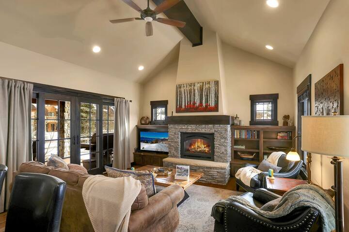  จัดสุดยอดปาร์ตี้ après-ski! ด้วยห้องนั่งเล่นที่ไหลไปยังลานบ้านและอ่างน้ำร้อนคุณสามารถเพลิดเพลินไปกับช่วงเวลาดีๆและเพื่อนที่ยอดเยี่ยม! ️