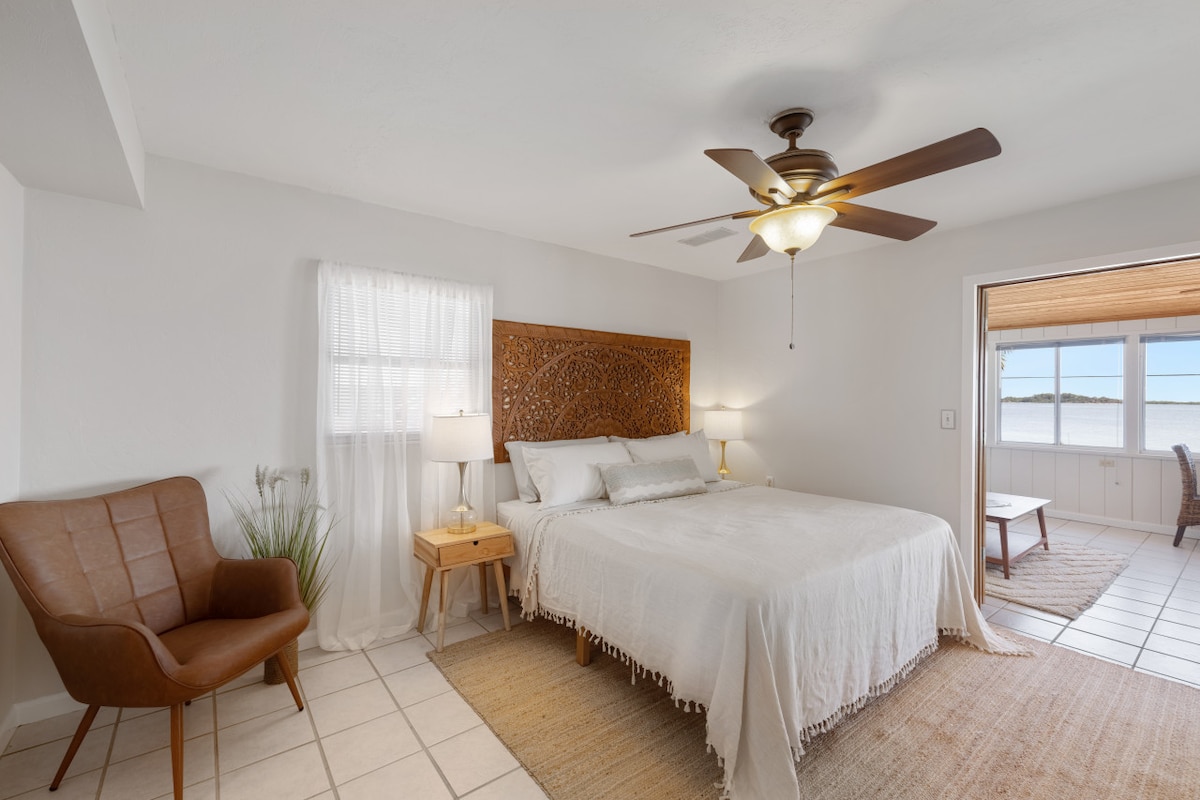 Chumba cha kulala chenye nafasi kubwa kina kitanda kizuri na hifadhi nyingi