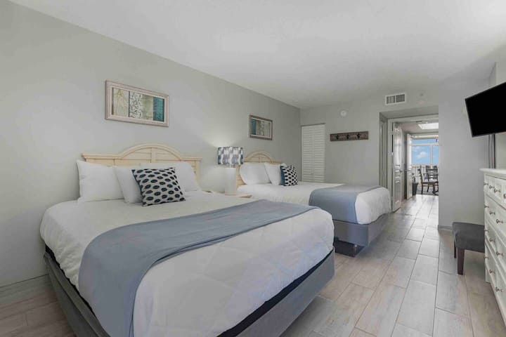 ¡2 camas queen permiten que esta estancia sea familiar! O perfecto para la pareja a la que le gusta su propio espacio para dormir. ¡La ropa de cama blanca demuestra nuestro nivel de limpieza!