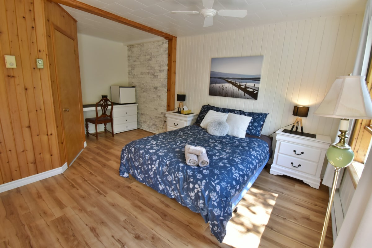 Საძინებელი №3 დიდი საწოლითა და სააბაზანოთი