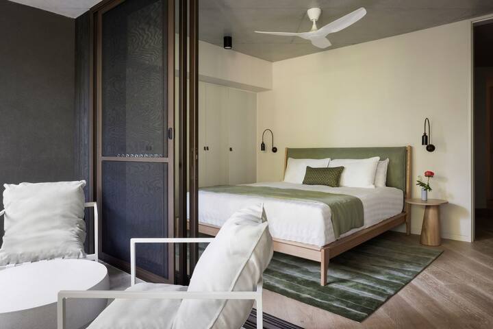 Moonrise – 4 BR designer home above Wategos Beach gallery image 5