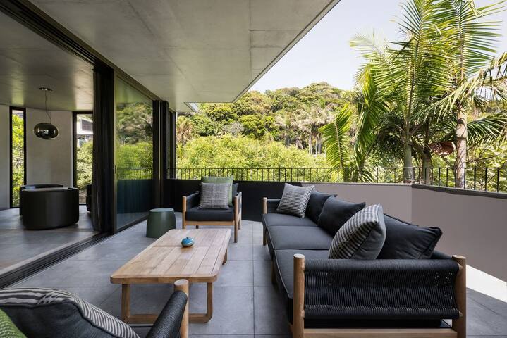 Moonrise – 4 BR designer home above Wategos Beach gallery image 3