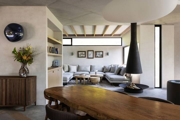 Moonrise – 4 BR designer home above Wategos Beach gallery image 4