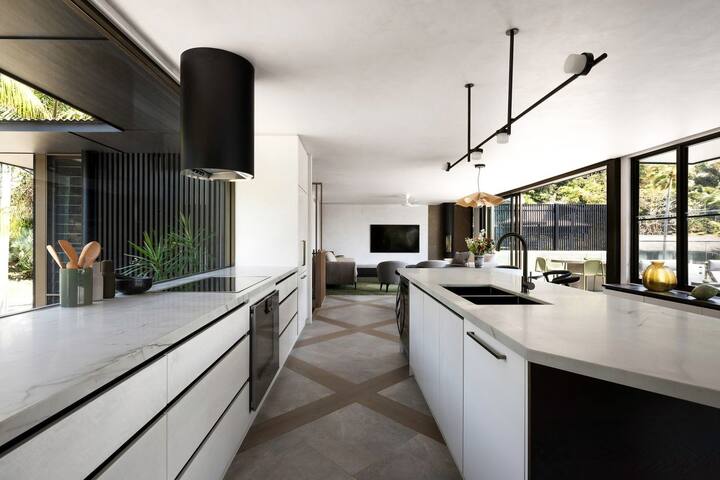 Starfall – designer retreat moments from the beach gallery image 4