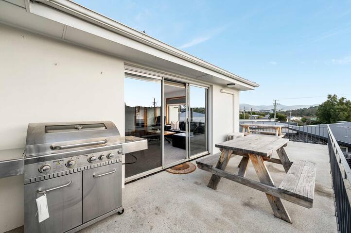 “The Residential Retreat” – Sleeps 15, 3.5 Bath gallery image 4