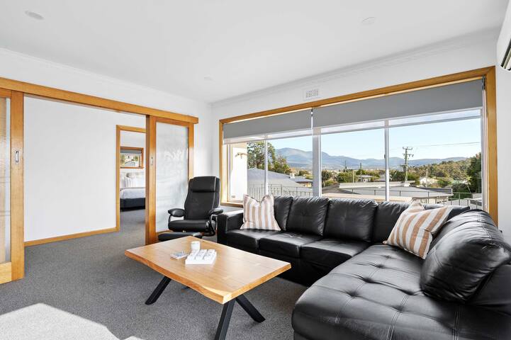 Residential Retreat-Sleeps 15-10 min CBD/Airport.