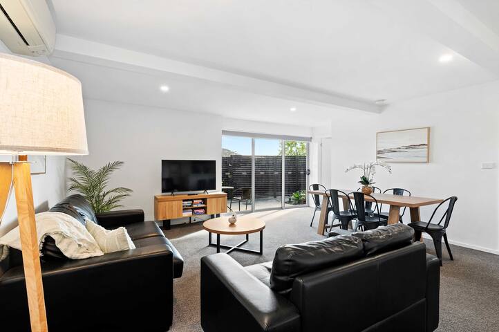 “The Residential Retreat” – Sleeps 15, 3.5 Bath gallery image 2