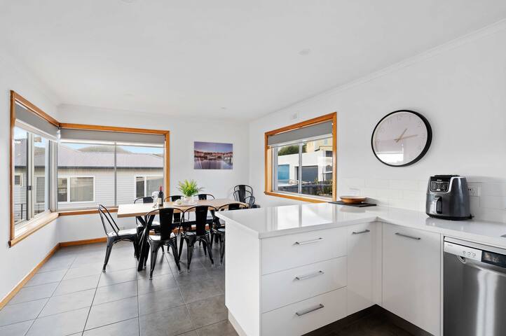 “The Residential Retreat” – Sleeps 15, 3.5 Bath gallery image 3