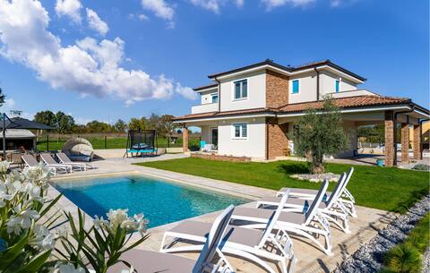 Gorgeous home in Nedescina