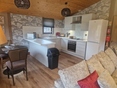 Hot tub lodge with lake views in Yorkshire