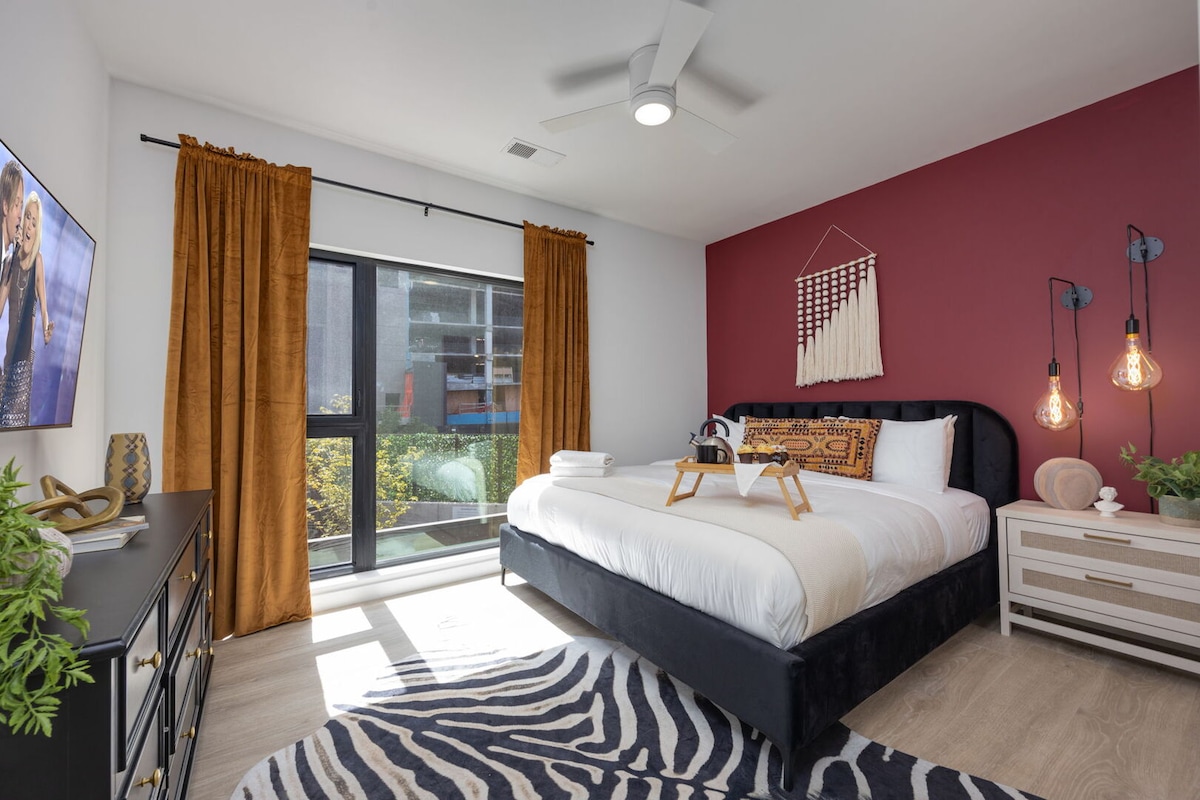 Chumba cha kulala cha msingi kilicho na kitanda cha King, fanicha za mbunifu zilizo na mchanganyiko wa bafu/beseni la kuogea, bafu maradufu na kabati la kuingia.