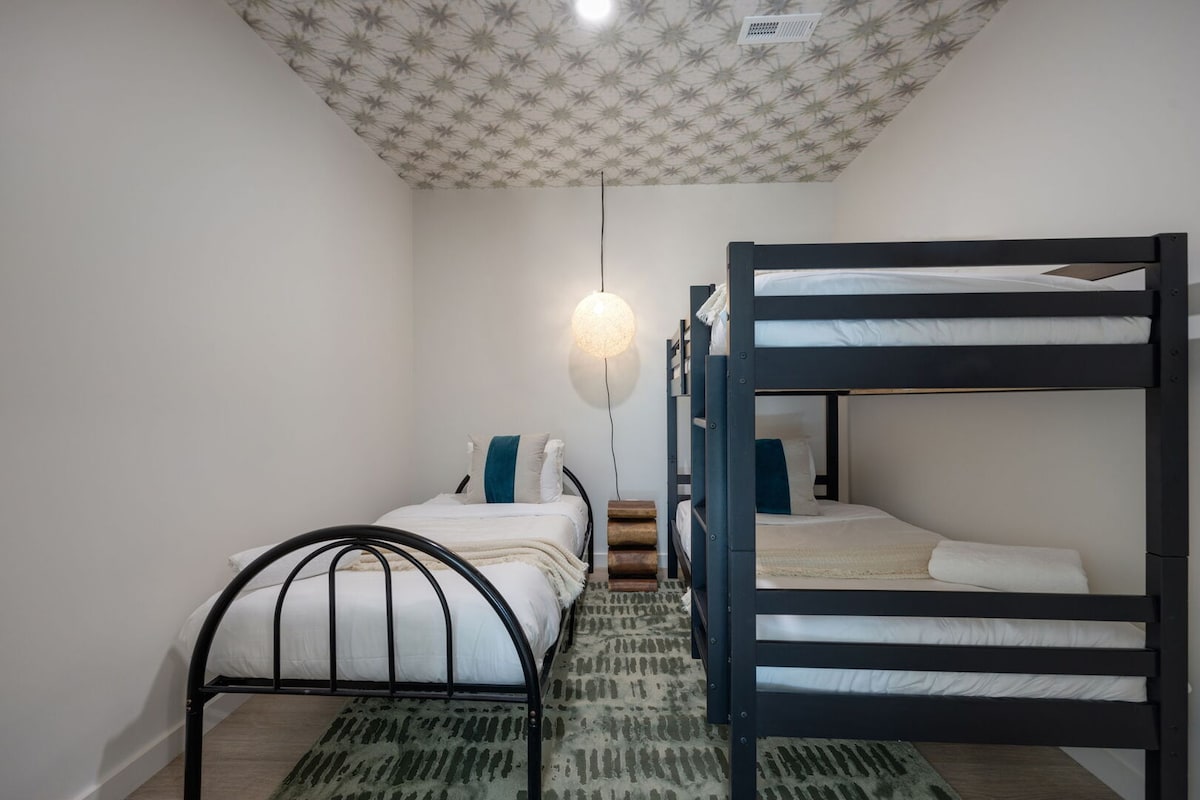 Chumba cha kulala cha 2 na kitanda 1 cha Twin (standalone) na vitanda 2 vya Twin (mtindo wa kitanda cha ghorofa).