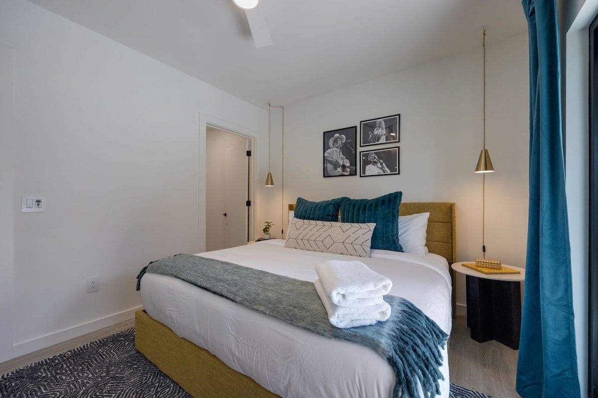 Chumba cha 3 cha kulala kina kitanda cha King chenye samani za ubunifu na roshani inayoelekea kwenye bwawa la nje.