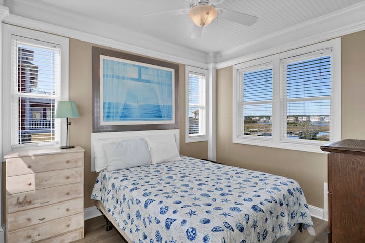 标准双人床卧室