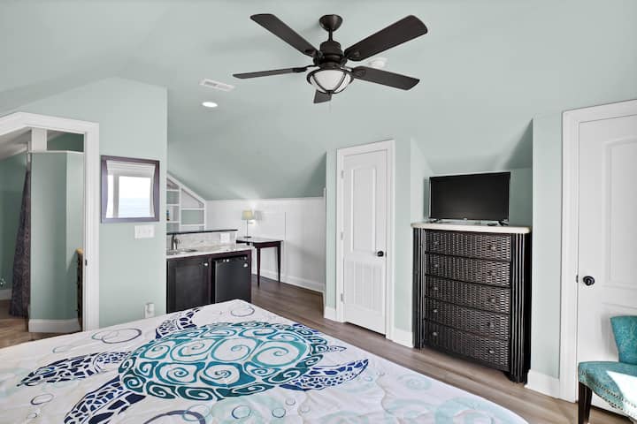 同一张加大双人床卧室