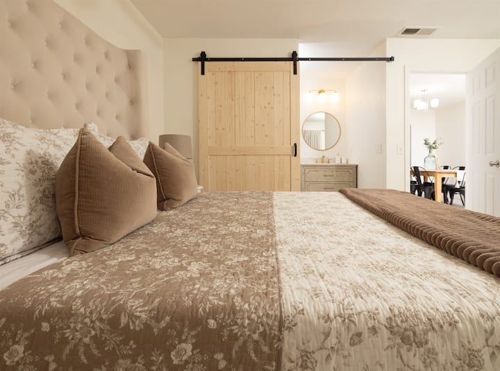 Ტკბილი სიზმრები იწყება აქ: საწოლი 152 × 203 სმ, ტელევიზორი და ცალკე სააბაზანო ️