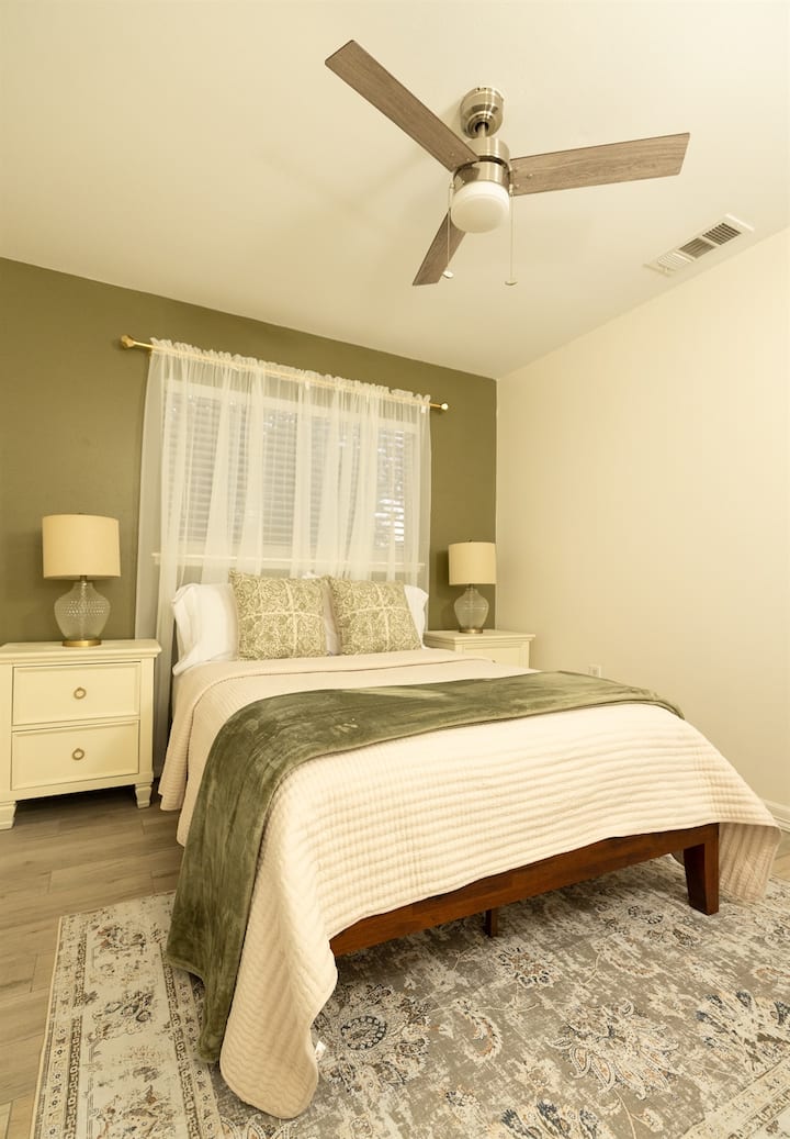 Მყუდრო დასვენება: საწოლი და სრული ზომის კომოდი საძინებელში 2