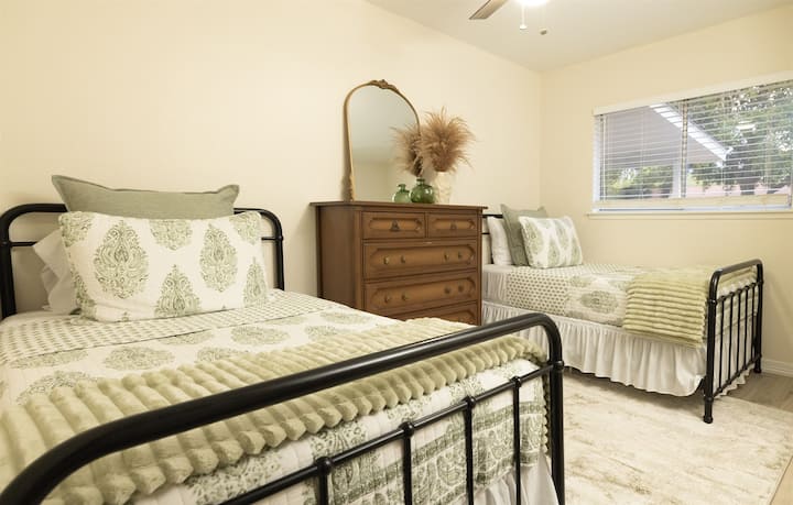 Მყუდრო ორადგილიანი განმარტოება: საძინებელი 4 ორადგილიანი საწოლით და ფართო კომოდით ️