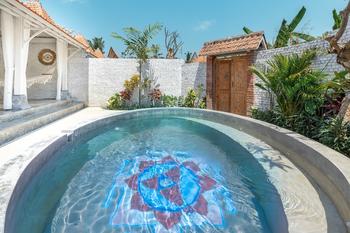 Villa in Kecamatan Ubud · ★5.0 · 1 bedroom · 2 beds · 1 private bath, Airbnb-Vergleich