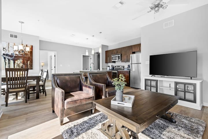 Luxury Downtown 2 bed 2 bath corner unit- #304