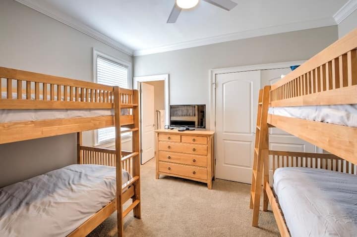 سريران مفردان في الغرفة مع حمام داخلي