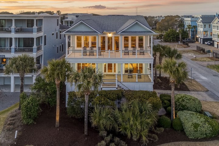 Palm Manor- 8 bedroom, pool, across from ocean