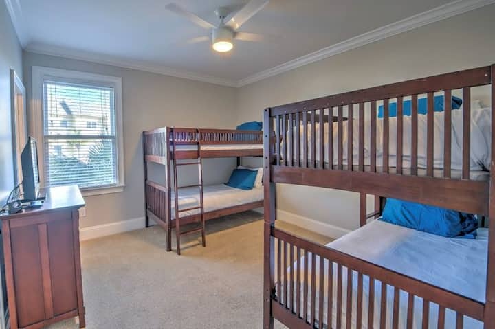 سريران مفردان في غرفة مع حمام داخلي