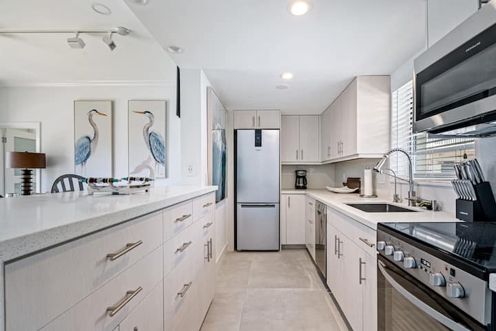 Walk To Ft Lauderdale Beach - Water Views & Pool - Fort Lauderdale, FL