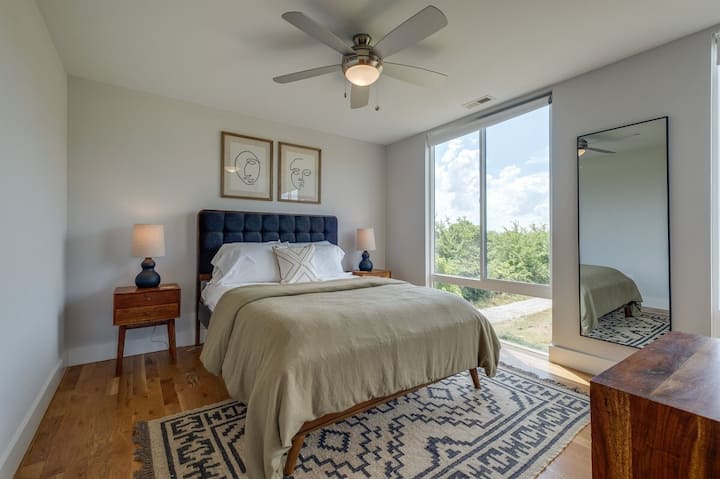 Dormitorio con cama tamaño queen
